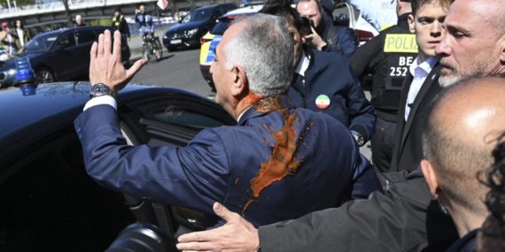 Rıza Pehlevi'ye Berlin'de boyalı protesto