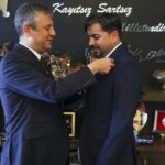 Rozetini-Ozgur-Ozel-takmisti8230-CHP-Arif-Kocabiyik039in-uyeligini-durdurdu-featured