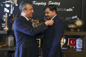 Rozetini-Ozgur-Ozel-takmisti8230-CHP-Arif-Kocabiyik039in-uyeligini-durdurdu-featured