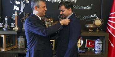 Rozetini-Ozgur-Ozel-takmisti8230-CHP-Arif-Kocabiyik039in-uyeligini-durdurdu-featured