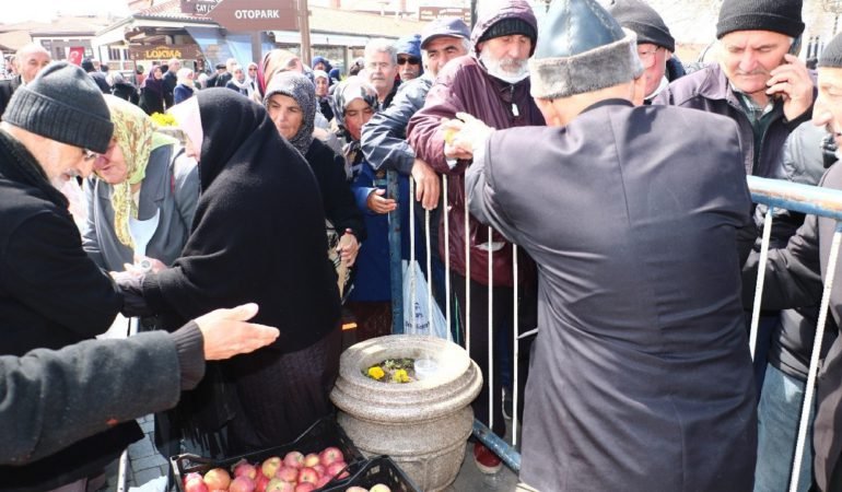 Sehitler-icin-elma-dagitti-izdiham-yasandi-featured