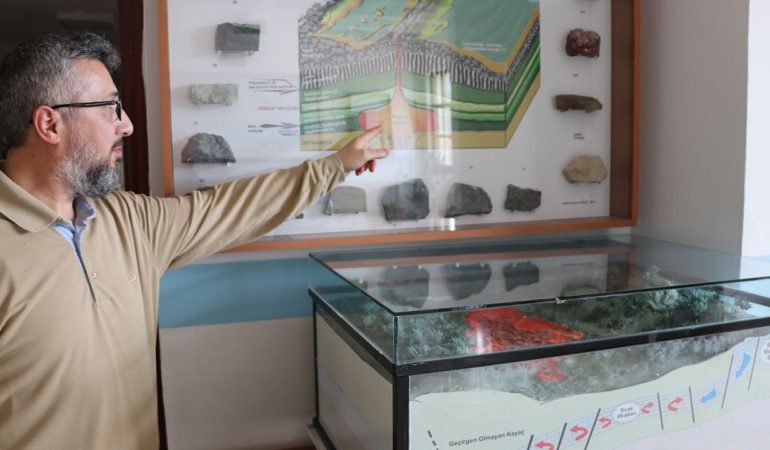 Simavda-bir-yilda-5-bin-500-deprem-Deprem-firtinasi-suruyor-featured