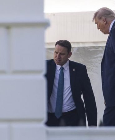 Trump-Yuksek-Mahkeme-Durusmasina-Katilan-Ilk-Gorevdeki-Baskan-Oldu-featured