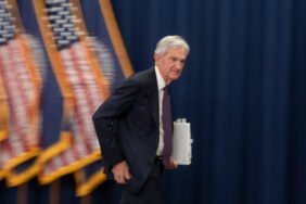 Trump-ve-Bessent-Powell039in-Fed039de-kalmak-istemesini-elestirdi-featured
