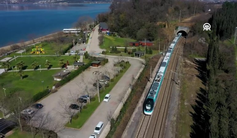 Turkiye039nin-ilk-hizli-treni-saatte-225-kilometre-hiza-ulasti-featured