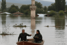 Yagislar-Pusat-Koyunu-Yuttu-Sivasta-Minare-Su-Ustunde-Kaldi-gemini