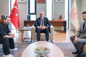 Bakan-Ersoy-Baris-Manco039nun-oglu-Dogukan-Manco-ile-AKM039de-bir-araya-geldi-featured
