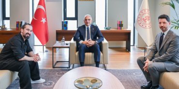 Bakan-Ersoy-Baris-Manco039nun-oglu-Dogukan-Manco-ile-AKM039de-bir-araya-geldi-featured