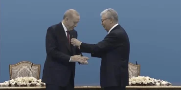 Erdogan8217a-Kazakistan8217dan-8216Hoca-Ahmet-Yesevi-Nisani8217-Takildi-featured