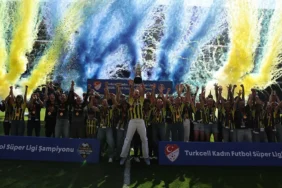 Fenerbahce-Kadin-Futbol-Takimi-Tarihi-Sampiyonluk-Kupasini-Kaldirdi-featured