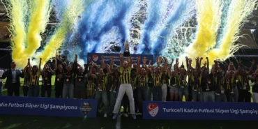 Fenerbahce-Kadin-Futbol-Takimi-Tarihi-Sampiyonluk-Kupasini-Kaldirdi-featured