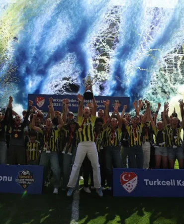 Fenerbahce-Kadin-Futbol-Takimi-Tarihi-Sampiyonluk-Kupasini-Kaldirdi-featured