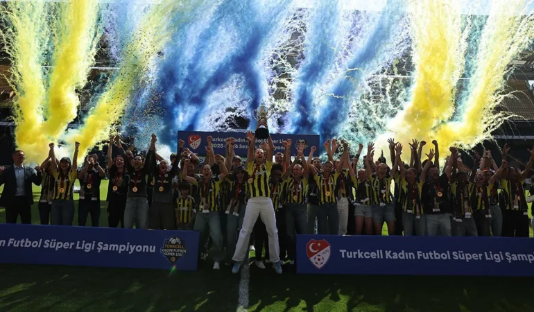 Fenerbahce-Kadin-Futbol-Takimi-Tarihi-Sampiyonluk-Kupasini-Kaldirdi-featured