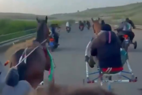 Film-sahnelerini-aratmayan-yasa-disi-yaris-Kalasnikoflarla-at-kosturdular-featured