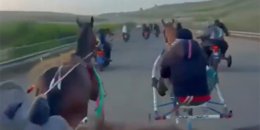 Film-sahnelerini-aratmayan-yasa-disi-yaris-Kalasnikoflarla-at-kosturdular-featured