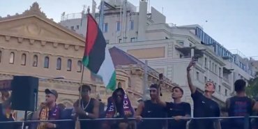 Futbolcu-Sampiyonlukta-Filistin-Bayragi-Tasidi-featured