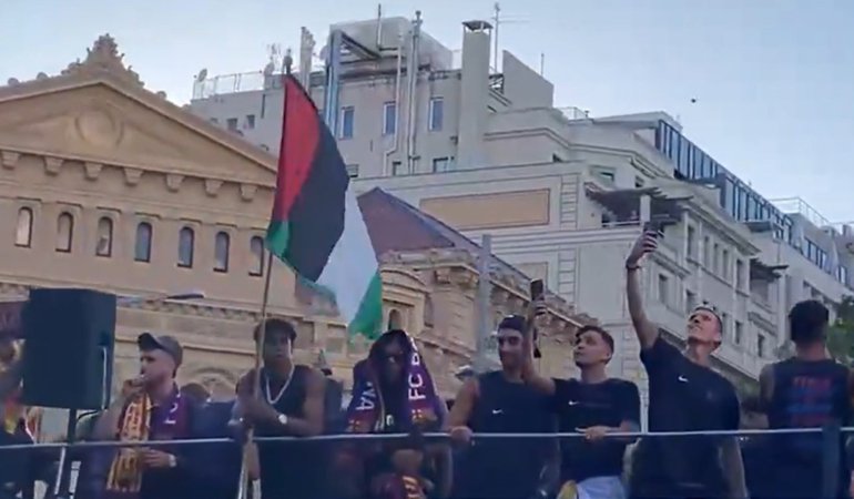 Futbolcu-Sampiyonlukta-Filistin-Bayragi-Tasidi-featured
