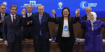 Koksal-AK-Parti8217ye-Katildi-Erdogan-Rozet-Takti-featured