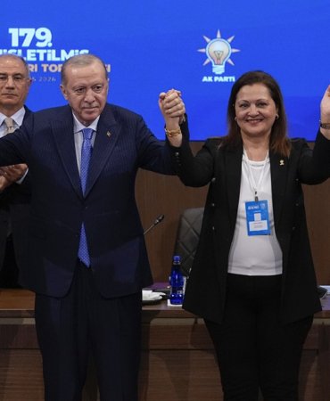 Koksal-AK-Parti8217ye-Katildi-Erdogan-Rozet-Takti-featured
