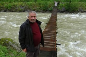 Koylulerin-tek-yolu-tehlike-dolu-Dereyi-gecmek-icin-olumle-yarisiyorlar-featured