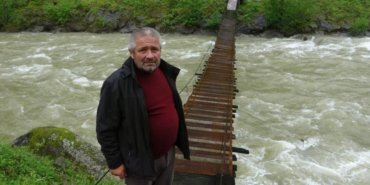 Koylulerin-tek-yolu-tehlike-dolu-Dereyi-gecmek-icin-olumle-yarisiyorlar-featured