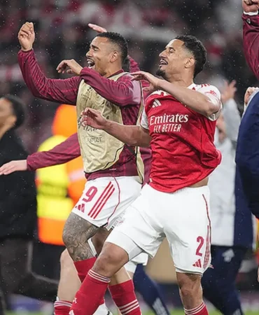 Premier-Lig-Sampiyonu-Arsenal-Oldu-featured