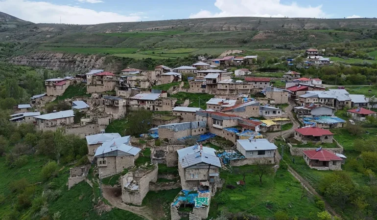 Sivas-Koyu-Zamana-Direniyor-800-Yillik-Mimari-Turist-Bekliyor-featured
