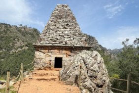 Turkiyede-tek-ornek-Marmaris039teki-piramit-mezar-ziyarete-acildi-featured