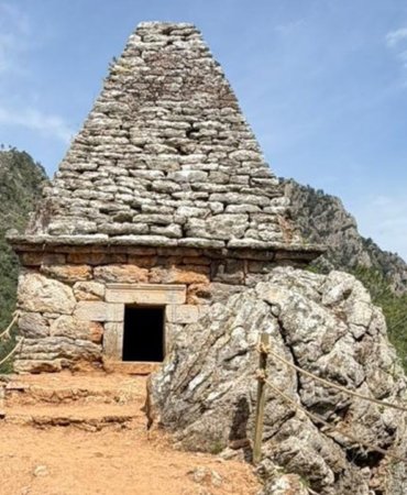 Turkiyede-tek-ornek-Marmaris039teki-piramit-mezar-ziyarete-acildi-featured