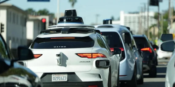 Bir ayda ikinci geri çağırma dalgası: Robotaksiler uyarıyı görmeyip inşaat alanına daldı