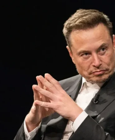 Elon-Musk-SpaceX-Arzi-ile-Tarihin-Ilk-Trilyoneri-Oldu-featured