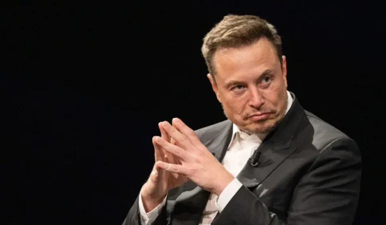 Elon-Musk-SpaceX-Arzi-ile-Tarihin-Ilk-Trilyoneri-Oldu-featured