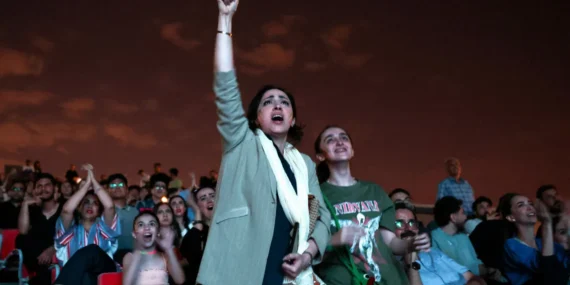 İran'da Dünya Kupası coşkusu: Savaşın ülkesi gruptan çıkma yarışında