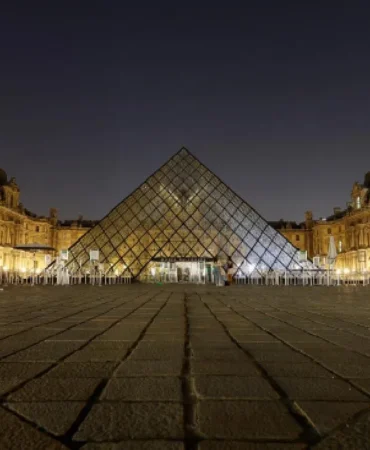 Louvre-Muzesi-Asiri-Sicaklar-Nedeniyle-Ziyaret-Saatlerini-Guncelledi-featured
