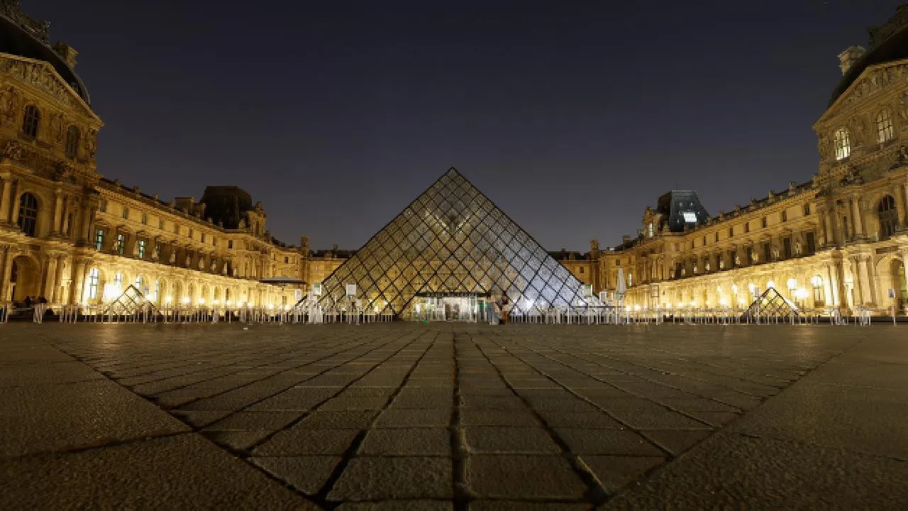 Louvre Müzesi Aşırı Sıcaklar Nedeniyle Ziyaret Saatlerini Güncelledi 8 Louvre-Muzesi-Asiri-Sicaklar-Nedeniyle-Ziyaret-Saatlerini-Guncelledi-featured