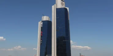 Akbank039in-ilk-yari-net-kari-343-milyar-TL-oldu-featured