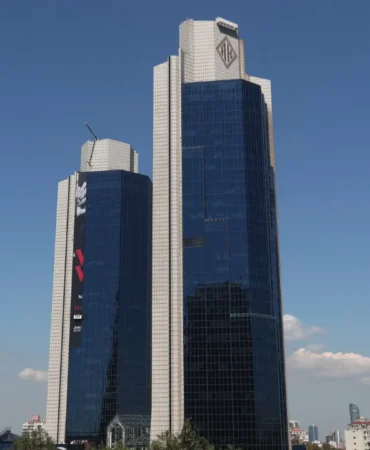 Akbank'ın ilk yarı net kârı 34,3 milyar TL oldu 2 Akbank039in-ilk-yari-net-kari-343-milyar-TL-oldu-featured