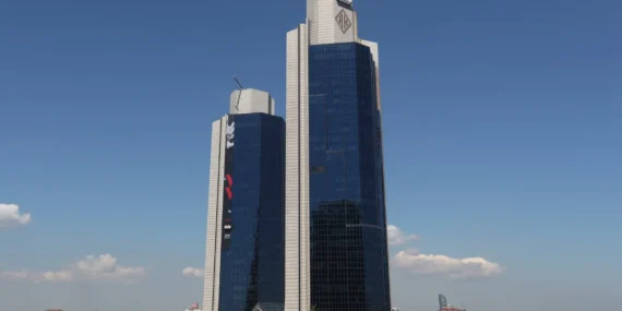 Akbank'ın ilk yarı net kârı 34,3 milyar TL oldu