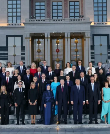 Ankara NATO Liderler Zirvesi'nden aile fotoğrafı: Erdoğan çifti liderlerle aynı karede! 6 Ankara-NATO-Liderler-Zirvesi039nden-aile-fotografi-Erdogan-cifti-liderlerle-ayni-karede-featured
