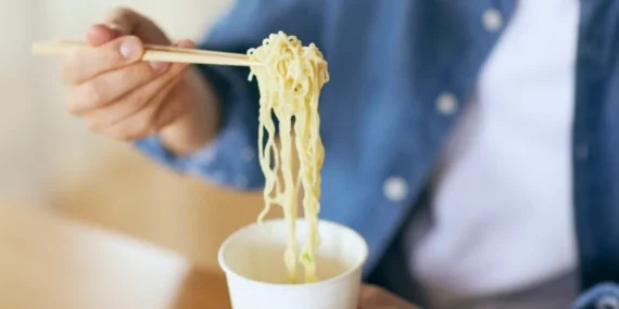 Avrupa’da Noodle Kaynaklı Salmonella Salgını: 14 Ülkede 106 Vaka