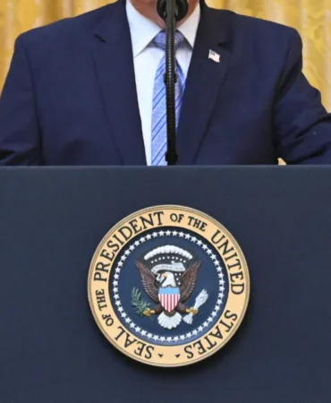 Beyaz Saray çalışanına bahis soruşturması: "Trump'ın konuşmaları üzerinden 100 bin dolar kazandı" 4 Beyaz-Saray-calisanina-bahis-sorusturmasi-quotTrump039in-konusmalari-uzerinden-100-bin-dolar-kazandiquot-featured