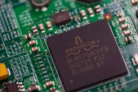 Broadcom-ve-Apple-anlasmasini-2031039e-kadar-uzatti-featured