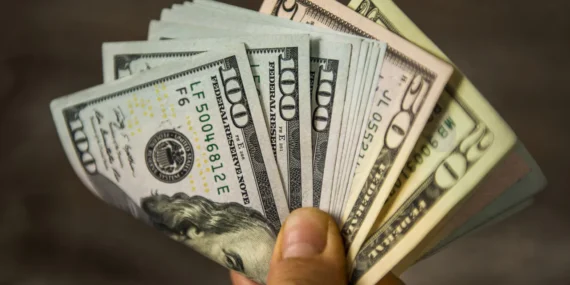 Dolar güvenli liman talebiyle tutundu