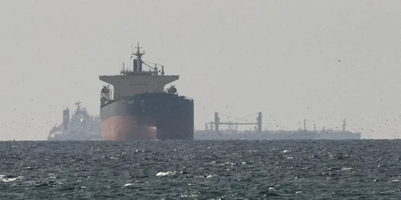 İran, Hürmüz Boğazı'nı ikinci bir duyuruya kadar kapattığını açıkladı