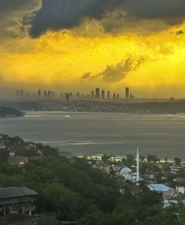 İstanbul'da fırtına hayatı felç etti: Çatılar uçtu, ağaçlar devrildi 7 Istanbul039da-firtina-hayati-felc-etti-Catilar-uctu-agaclar-devrildi-featured