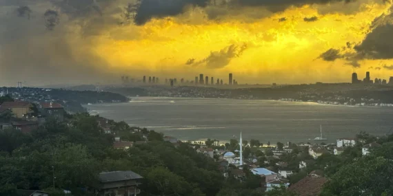 İstanbul'da fırtına hayatı felç etti: Çatılar uçtu, ağaçlar devrildi