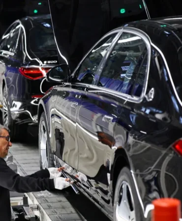 Mercedes-Benz'de Ek Mesai Krizi: 33 Bin Çalışan Protestoda 9 Mercedes-Benz8217de-Ek-Mesai-Krizi-33-Bin-Calisan-Protestoda-featured
