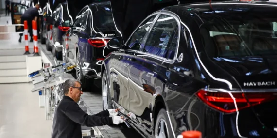 Mercedes-Benz’de Ek Mesai Krizi: 33 Bin Çalışan Protestoda