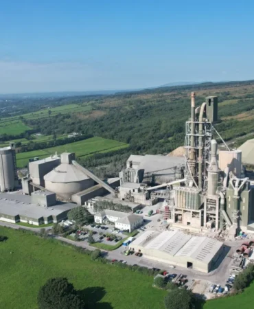 Sabancı iştirakinden İrlanda'da dev yatırım: Ülkenin en büyük çatı tipi santrali kuruluyor 7 Sabanci-istirakinden-Irlanda039da-dev-yatirim-Ulkenin-en-buyuk-cati-tipi-santrali-kuruluyor-featured