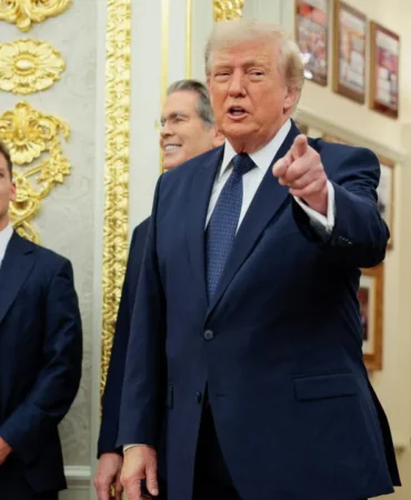 Trump-New-York-Borsasi-ve-Nasdaq-acilis-zilini-caldi-Trump-Hesaplari-programi-tanitildi-featured